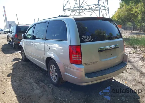 2008 Chrysler Town & Country Touring z USA, uszkodzony, nr VIN 2A8HR54P28R836576